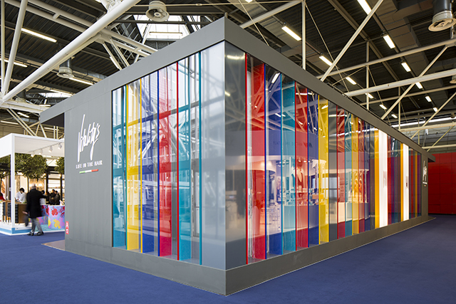
Vitality's Brand Messestand für Haarpflegeprodukte.<br>
Ort: Bologna, Mailand<br>
Typ: vorläufiges und ausführendes Design<br>